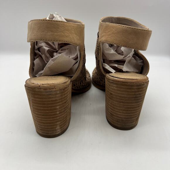 VINCE CAMUTO Women's 8M Keannie Tipsy Taupe Soft Tumbled Nubuck Strappy Sandals - Picture 4 of 9